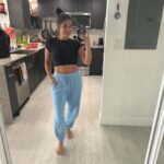 Loren Brovarnik Instagram - Crop top and baggy pants. A memoir. #momfluencer #90dayfiance #90dayfiancehappilyeverafter #nofilter #momwardrobe