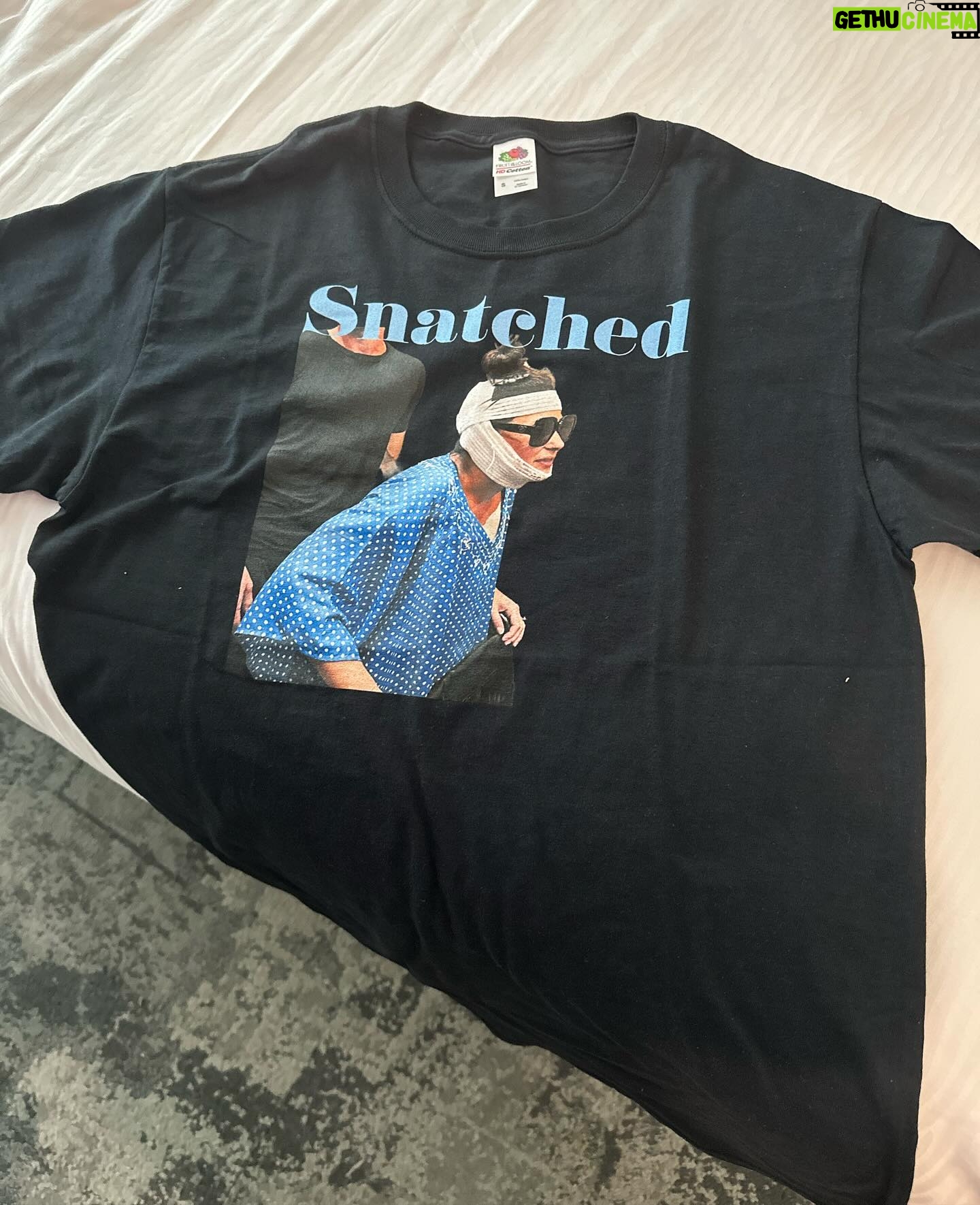 Loren Brovarnik - 43.2K Likes - When they ask how youāre feeling the day after surgery⦠you send them this and say ālike a snatched iconā āØ
Credit to Alex for finding the muumuu š«¶š¼
Credit to our producer for creating the gem of a tshirt!
#snatched #icon #mommymakeover #nextchapter #fashion