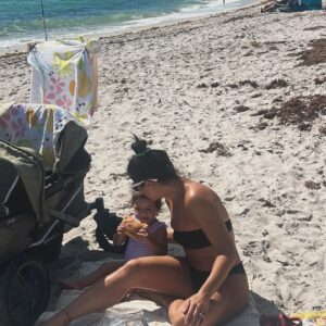 Loren Brovarnik Instagram - Life’s a beach and a blessing 🌊 
#teambrovarnik #justiceforthebandeau #bandeau #thebrovbunch #beachday #familytime #thebrovarniks