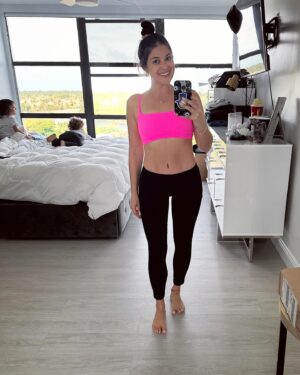Loren Brovarnik Instagram - 2024 is the year for more [selfies] 🫶🏼
#momfluencer #4monthspostop #mommymakeover #newyearbetterme #ima #brovarmy