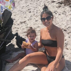 Loren Brovarnik Instagram - Life’s a beach and a blessing 🌊 
#teambrovarnik #justiceforthebandeau #bandeau #thebrovbunch #beachday #familytime #thebrovarniks