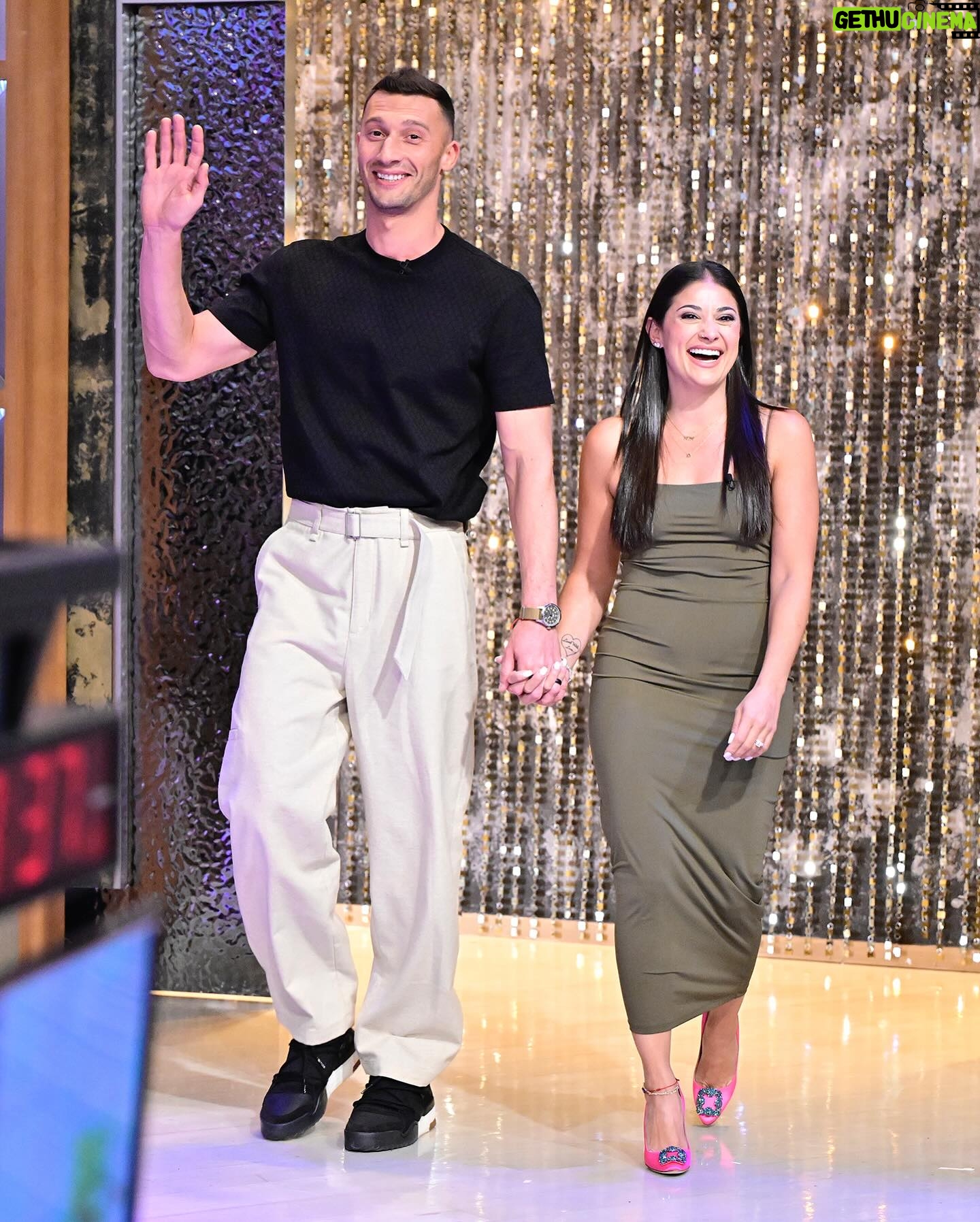 Loren Brovarnik - 39.7K Likes - Mentally Iām still here. What an amazing experience! ⨠āļø
Thank you @tamronhall and @tamronhallshow for having us!
#teambrovarnik #tlc #90dayfiancehappilyeverafter #lorenandalexeiafterthe90days #tamronhall #tamron