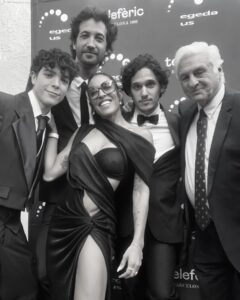 Lorena Castell Instagram - La noche de los Oscar era para celebrarla con amigos … y se celebró a lo grande! O eso dicen por ahí ✨😜✨ Qué suerte tengo y que afortunada me siento por todos estos momentos que la vida me regala 🫶🏻 Thanx to @victoria.coleccion @swarovski @theofficialpandora @martinellishoes @charlottetilbury @andreaesti.vege