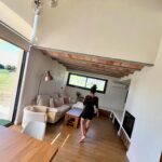 Lorena Castell Instagram - Siempre hay cosas que hacer en el campito y por fin nos hemos decidido con el suelo! Nos encanta este modelo de @fausintflooring que le da un rollo súper acogedor 🤗 Poco a poco elegimos lo que nos gusta ;)