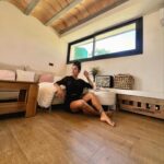Lorena Castell Instagram - Siempre hay cosas que hacer en el campito y por fin nos hemos decidido con el suelo! Nos encanta este modelo de @fausintflooring que le da un rollo súper acogedor 🤗 Poco a poco elegimos lo que nos gusta ;)