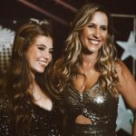Lorena Queiroz Instagram - Feliz dia das mães para a melhor mãe que Deus poderia me dar! Ela é a mulher mais incrível que eu conheço e uma inspiração pra mim. Mãe vc é a mulher mais batalhadora e guerreira, minha companheira de sempre, que tá de pé do meu lado me apoiando em tudo, até nas nossas loucuras, que canta as músicas comigo, que vai no show da Taylor passar perrengue na chuva só pra me ver feliz, que se eu cair vai dar risada da minha cara primeiro e dps vai me ajudar e independente de qualquer coisa vai sempre torcer pro meu melhor, me ensinar e batalhar muito por mim! Obrigada por tudo sempre!!!! EU TE AMO MUITO! 💕