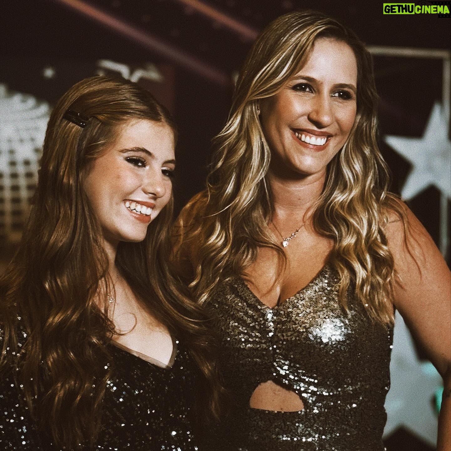 Lorena Queiroz Instagram - Feliz dia das mães para a melhor mãe que Deus poderia me dar! Ela é a mulher mais incrível que eu conheço e uma inspiração pra mim. Mãe vc é a mulher mais batalhadora e guerreira, minha companheira de sempre, que tá de pé do meu lado me apoiando em tudo, até nas nossas loucuras, que canta as músicas comigo, que vai no show da Taylor passar perrengue na chuva só pra me ver feliz, que se eu cair vai dar risada da minha cara primeiro e dps vai me ajudar e independente de qualquer coisa vai sempre torcer pro meu melhor, me ensinar e batalhar muito por mim! Obrigada por tudo sempre!!!! EU TE AMO MUITO! 💕