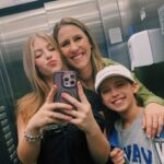 Lorena Queiroz Instagram - Feliz dia das mães para a melhor mãe que Deus poderia me dar! Ela é a mulher mais incrível que eu conheço e uma inspiração pra mim. Mãe vc é a mulher mais batalhadora e guerreira, minha companheira de sempre, que tá de pé do meu lado me apoiando em tudo, até nas nossas loucuras, que canta as músicas comigo, que vai no show da Taylor passar perrengue na chuva só pra me ver feliz, que se eu cair vai dar risada da minha cara primeiro e dps vai me ajudar e independente de qualquer coisa vai sempre torcer pro meu melhor, me ensinar e batalhar muito por mim! Obrigada por tudo sempre!!!! EU TE AMO MUITO! 💕