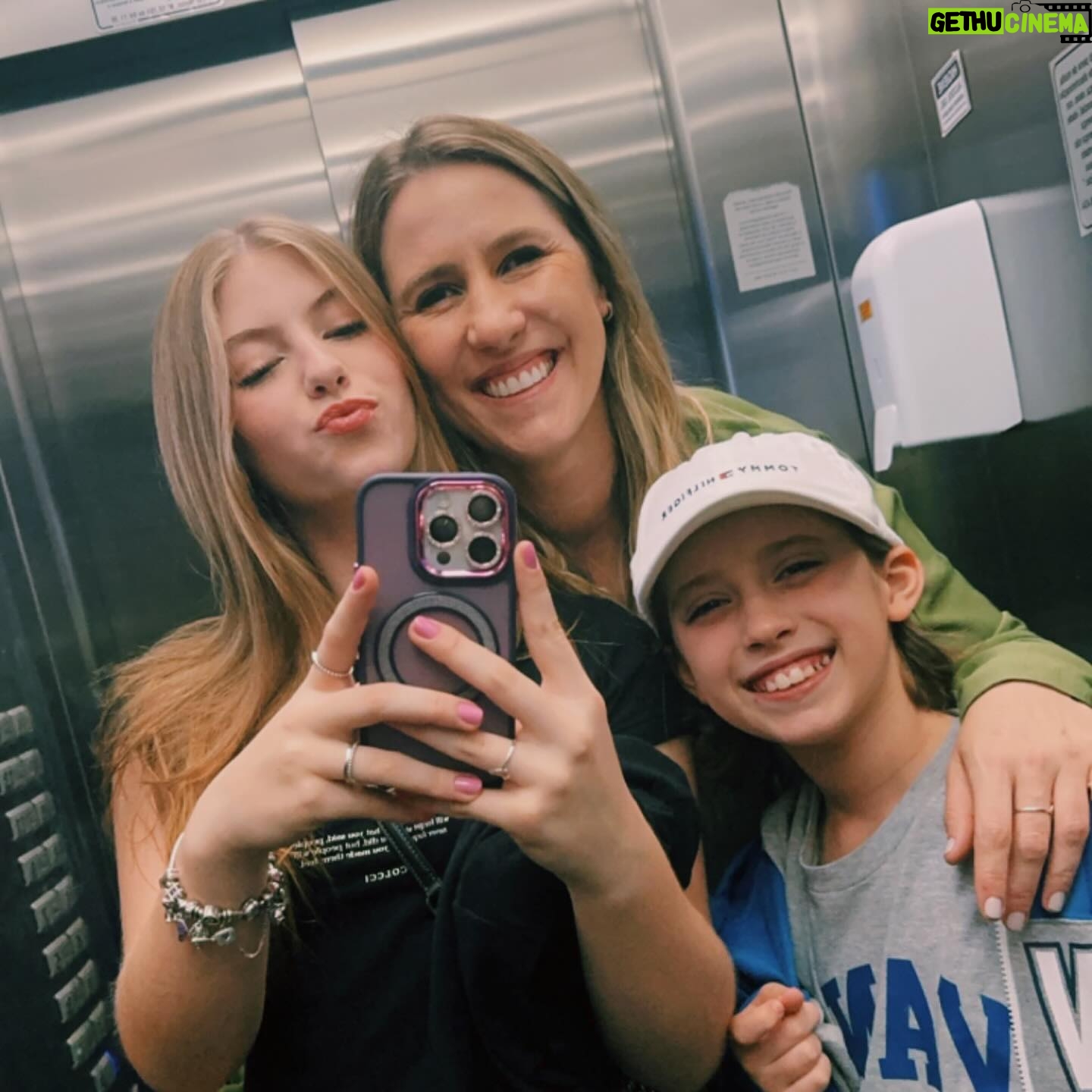 Lorena Queiroz Instagram - Feliz dia das mães para a melhor mãe que Deus poderia me dar! Ela é a mulher mais incrível que eu conheço e uma inspiração pra mim. Mãe vc é a mulher mais batalhadora e guerreira, minha companheira de sempre, que tá de pé do meu lado me apoiando em tudo, até nas nossas loucuras, que canta as músicas comigo, que vai no show da Taylor passar perrengue na chuva só pra me ver feliz, que se eu cair vai dar risada da minha cara primeiro e dps vai me ajudar e independente de qualquer coisa vai sempre torcer pro meu melhor, me ensinar e batalhar muito por mim! Obrigada por tudo sempre!!!! EU TE AMO MUITO! 💕