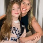 Lorena Queiroz Instagram - Gente! E não sou só eu quem vai viver essa experiência de intercâmbio não! Quando minha mãe descobriu que a @Efbrasil tem cursos para todas as idades, ela também resolveu realizar o sonho dela! Vamos juntas para a @EFnewyork. Cada uma estudará com sua própria turma e viverá experiências personalizadas, vamos poder curtir e explorar essa cidade maravilhosa juntas no nosso tempo livre! Se vocês também têm vontade de fazer um intercâmbio no exterior, corram falar com os consultores especializados da EF Education First e quem sabe nos encontramos por lá! Lembrando que se vocês se inscreverem pelo meu link da Bio para obter mais informações com eles, já garantem 5% de desconto para fecharem a viagem de vocês 😊