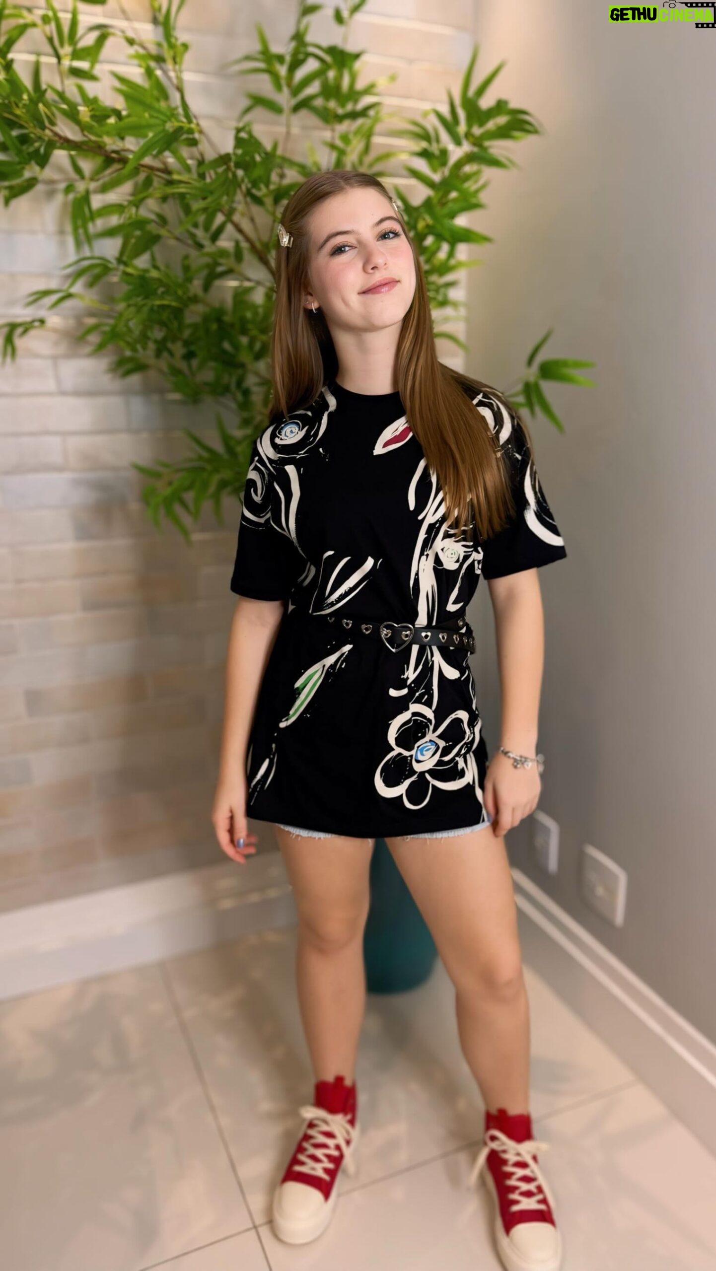 Lorena Queiroz Instagram - Gente! Olha que incrível essas 3 propostas de looks da @murauoficial . Eu tô apaixonada pelos 3. Qual deles vocês curtem mais?!