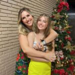 Lorena Queiroz Instagram - Feliz dia das mães para a melhor mãe que Deus poderia me dar! Ela é a mulher mais incrível que eu conheço e uma inspiração pra mim. Mãe vc é a mulher mais batalhadora e guerreira, minha companheira de sempre, que tá de pé do meu lado me apoiando em tudo, até nas nossas loucuras, que canta as músicas comigo, que vai no show da Taylor passar perrengue na chuva só pra me ver feliz, que se eu cair vai dar risada da minha cara primeiro e dps vai me ajudar e independente de qualquer coisa vai sempre torcer pro meu melhor, me ensinar e batalhar muito por mim! Obrigada por tudo sempre!!!! EU TE AMO MUITO! 💕