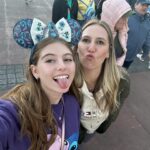 Lorena Queiroz Instagram - Feliz dia das mães para a melhor mãe que Deus poderia me dar! Ela é a mulher mais incrível que eu conheço e uma inspiração pra mim. Mãe vc é a mulher mais batalhadora e guerreira, minha companheira de sempre, que tá de pé do meu lado me apoiando em tudo, até nas nossas loucuras, que canta as músicas comigo, que vai no show da Taylor passar perrengue na chuva só pra me ver feliz, que se eu cair vai dar risada da minha cara primeiro e dps vai me ajudar e independente de qualquer coisa vai sempre torcer pro meu melhor, me ensinar e batalhar muito por mim! Obrigada por tudo sempre!!!! EU TE AMO MUITO! 💕