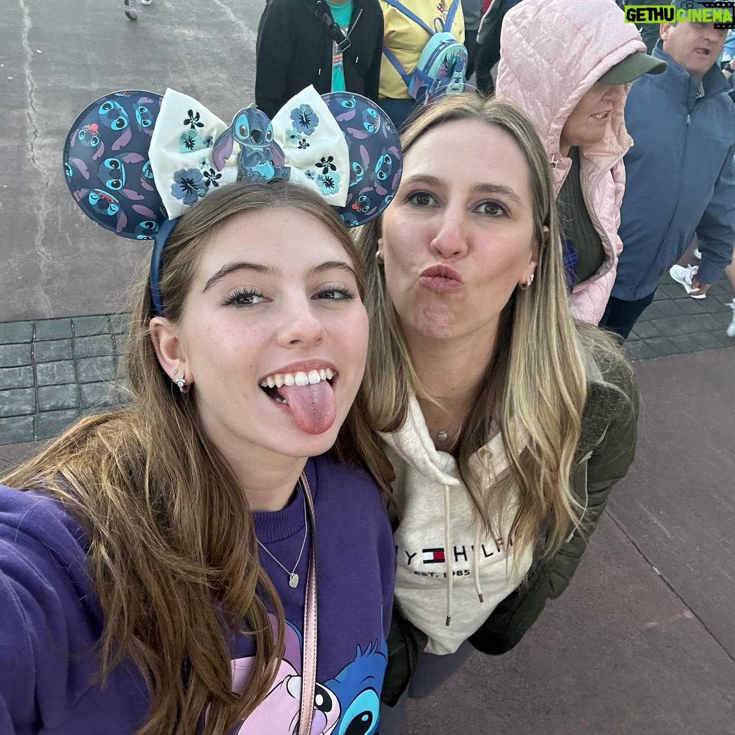 Lorena Queiroz Instagram - Feliz dia das mães para a melhor mãe que Deus poderia me dar! Ela é a mulher mais incrível que eu conheço e uma inspiração pra mim. Mãe vc é a mulher mais batalhadora e guerreira, minha companheira de sempre, que tá de pé do meu lado me apoiando em tudo, até nas nossas loucuras, que canta as músicas comigo, que vai no show da Taylor passar perrengue na chuva só pra me ver feliz, que se eu cair vai dar risada da minha cara primeiro e dps vai me ajudar e independente de qualquer coisa vai sempre torcer pro meu melhor, me ensinar e batalhar muito por mim! Obrigada por tudo sempre!!!! EU TE AMO MUITO! 💕