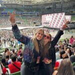 Lorena Queiroz Instagram - Feliz dia das mães para a melhor mãe que Deus poderia me dar! Ela é a mulher mais incrível que eu conheço e uma inspiração pra mim. Mãe vc é a mulher mais batalhadora e guerreira, minha companheira de sempre, que tá de pé do meu lado me apoiando em tudo, até nas nossas loucuras, que canta as músicas comigo, que vai no show da Taylor passar perrengue na chuva só pra me ver feliz, que se eu cair vai dar risada da minha cara primeiro e dps vai me ajudar e independente de qualquer coisa vai sempre torcer pro meu melhor, me ensinar e batalhar muito por mim! Obrigada por tudo sempre!!!! EU TE AMO MUITO! 💕