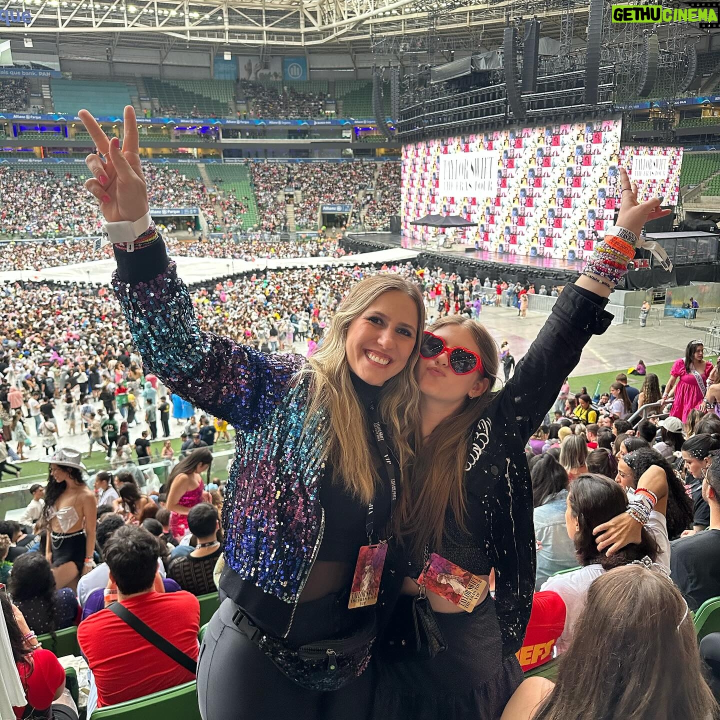 Lorena Queiroz Instagram - Feliz dia das mães para a melhor mãe que Deus poderia me dar! Ela é a mulher mais incrível que eu conheço e uma inspiração pra mim. Mãe vc é a mulher mais batalhadora e guerreira, minha companheira de sempre, que tá de pé do meu lado me apoiando em tudo, até nas nossas loucuras, que canta as músicas comigo, que vai no show da Taylor passar perrengue na chuva só pra me ver feliz, que se eu cair vai dar risada da minha cara primeiro e dps vai me ajudar e independente de qualquer coisa vai sempre torcer pro meu melhor, me ensinar e batalhar muito por mim! Obrigada por tudo sempre!!!! EU TE AMO MUITO! 💕