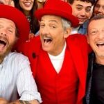 Lorenzo Cherubini Instagram - stamattina c’è stata l’ultima puntata di @vivarai2off lo show del grande @rosario_fiorello . Ho fatto un “salto” a trovare lui @amadeusonoio @fabrizio_biggio @maurocasciari e tutta la banda. Sono stato inondato dall’affetto di tutti, la strada era una festa. GRAZIE! ancora qualche mese di fisioterapia e disciplina e torno “in gamba” ,più forte di prima, e se vi andrà ci rivediamo in mezzo alla musica. Grazie a tutti! Mi rimetto a spingere. È stata una bella giornata. E complimenti a Fiorello, un genio dello spettacolo, e a tutta la sua squadra, che stupisce per la qualità in ogni settore della costruzione dei suoi show. 🌙🌞❤️🙏
