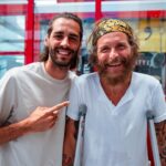 Lorenzo Cherubini Instagram - @gianmarcotamberi è uno dei più grandi atleti della nostra storia olimpica e mondiale, l’uomo che vola a 2 metri e mezzo da terra, le sue gare sono emozionanti ed esaltanti. Chi c’era a @jovabeachparty 2022 si ricorda quel video di apertura con lui che volava al rallentatore e che ogni volta faceva esplodere la festa. Noi ci siamo conosciuti anni fa proprio qui a Forli da @fabrifisio perché #gimbo stava recuperando da quel brutto infortunio che lo aveva fermato anni fa, e io ero di passaggio per farmi fare un programmino di allenamento prima di un tour. Poi siamo rimasti in contatto e lui ogni volta prima di un grande evento passa da Forlì a farsi fare il “tagliando” prima di partire. Il 20 agosto ci sarà la gara di salto in alto si mondiali in Germania e noi saremo tutti davanti alla tv a trattenere il fiato e a fare il tifo. Oggi è stato bello trovarci e augurarci il meglio. Forza Gimbo! @luca_borra @dani_borra @bontempichiara @saturnino69 @baldonibikeshop #forli #riabilitazione @freschezza @fravaliani @terrywho_cartoons @dalia_gaberscik #versoilpalco #ungiornoallavolta (ph @maikid )