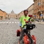 Lorenzo Cherubini Instagram - in questa foto c’è un bel pezzo di mia vita. Stamattina alle 7 sono arrivato da @rosario_fiorello con la bici di #aracataca partendo da Via della Conciliazione. Qui sono davanti a quello che quando ero bambino era un cinema parrocchiale (la sala Traspontina) e ci passavo i pomeriggi, ora è un negozio di souvenir. Ci ho visto i film di Bud Spencer e Terence Hill, Marcellino Pane e Vino, qualche western, Franco e Ciccio e perfino qualche pellicola con Bruce Lee che sfuggiva alla censura dei preti, o forse no. In fondo a questa stradona pirma che inizi la piazza di Bernini ci lavorava il mio babbo e spesso lo andavo a trovare. A Roma ci torno di rado da quando non ci sono piu i miei e mi dispiace perché ogni volta si rinnova la meraviglia per questa città e per questo quartiere dove ho scoperto la bellezza intrecciata alla vita quotidiana. Tutte le strade portano a Roma, si dice così, per me vale anche il contrario “tutte le strade partono da Roma”.#papagonia