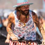 Lorenzo Cherubini Instagram - un anno fa 2 luglio 2022 partiva la seconda edizione di @jovabeachparty da #lignanosabbiadoro . #jovabeachparty è la cosa più bella del mondo, e la mia gratitudine per tutti è ancora più grande di un anno fa. Ogni giornata a #jbp è unica e irripetibile, nel 2022 abbiamo avuto 130 ospiti musicali da 30 paesi del mondo, e quasi 600 mila cuori danzanti a vivere quest’avventura pazzesca. Grazie ancora a tutti! Insieme abbiamo inventato una cosa che solo chi c’è stato può sapere. Vi mando un abbraccio! #jova #jovabeachparty2019 #jovabeachparty2022 #jovabeachparty2025