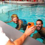 Lorenzo Cherubini Instagram - @gianmarcotamberi è uno dei più grandi atleti della nostra storia olimpica e mondiale, l’uomo che vola a 2 metri e mezzo da terra, le sue gare sono emozionanti ed esaltanti. Chi c’era a @jovabeachparty 2022 si ricorda quel video di apertura con lui che volava al rallentatore e che ogni volta faceva esplodere la festa. Noi ci siamo conosciuti anni fa proprio qui a Forli da @fabrifisio perché #gimbo stava recuperando da quel brutto infortunio che lo aveva fermato anni fa, e io ero di passaggio per farmi fare un programmino di allenamento prima di un tour. Poi siamo rimasti in contatto e lui ogni volta prima di un grande evento passa da Forlì a farsi fare il “tagliando” prima di partire. Il 20 agosto ci sarà la gara di salto in alto si mondiali in Germania e noi saremo tutti davanti alla tv a trattenere il fiato e a fare il tifo. Oggi è stato bello trovarci e augurarci il meglio. Forza Gimbo! @luca_borra @dani_borra @bontempichiara @saturnino69 @baldonibikeshop #forli #riabilitazione @freschezza @fravaliani @terrywho_cartoons @dalia_gaberscik #versoilpalco #ungiornoallavolta (ph @maikid )
