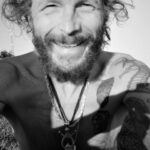 Lorenzo Cherubini Instagram - un anno fa oggi ero ad #agadez in Niger dove sembrava si fosse aperta una fase democratica importante per quella regione bellissima e inguaiata. Ero lì per la musica invitato da @bombino.official al festival de l’Aïr dove ho vissuto giorni indimenticabili nel cuore del Tenerè sahariano. Fantastico. In quell’occasione @ekoguitars_official è riuscita a donare un container di strumenti musicali e attrezzatura per i giovani di Agadez e Niamey. Adesso nessuno sa cosa sta succedendo in quell’area, dopo il colpo di stato militare le notizie non arrivano. Il ricordo di quei giorni e il desiderio di tornare da quelle parti è sempre vivo (perché gli “scambi culturali” ,nonostante l’epoca cinica e disincantata che attraversiamo, sono sempre belli e costruiscono pace e progresso oltre che musica pazzesca). Se vi va su @raiplay_official c’è un filmetto diretto da @giacomotriglia che racconta quel viaggio, si chiama Sahara Jam 🐪 @musicalista_produzioni @tinariwen