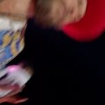 Lorenzo Cherubini Instagram - un anno fa oggi ero ad #agadez in Niger dove sembrava si fosse aperta una fase democratica importante per quella regione bellissima e inguaiata. Ero lì per la musica invitato da @bombino.official al festival de l’Aïr dove ho vissuto giorni indimenticabili nel cuore del Tenerè sahariano. Fantastico. In quell’occasione @ekoguitars_official è riuscita a donare un container di strumenti musicali e attrezzatura per i giovani di Agadez e Niamey. Adesso nessuno sa cosa sta succedendo in quell’area, dopo il colpo di stato militare le notizie non arrivano. Il ricordo di quei giorni e il desiderio di tornare da quelle parti è sempre vivo (perché gli “scambi culturali” ,nonostante l’epoca cinica e disincantata che attraversiamo, sono sempre belli e costruiscono pace e progresso oltre che musica pazzesca). Se vi va su @raiplay_official c’è un filmetto diretto da @giacomotriglia che racconta quel viaggio, si chiama Sahara Jam 🐪 @musicalista_produzioni @tinariwen
