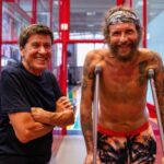 Lorenzo Cherubini Instagram - sono qui a vivere la mia domenica di fisioterapia ed è apparso lui, @morandi_official ed è subito gioia e sorrisi e racconti e storie di cicatrici e ossa rotte e parole di amicizia. @fabrifisio lo ha nominato vice terapista (il ragazzo ha una certa esperienza di risalite). Gianni mi ha detto che domattina parte per le date al sud e voleva vedetmi sennò non partiva tranquillo. Belle cose. Avanti tutta! (ph @maikid ) #forlî #fisioterapia #chebotta #ossarotte #recupero #riabilitazione #gogiannigo #evviva @fravaliani @dalia_gaberscik @annadan94