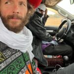Lorenzo Cherubini Instagram - un anno fa oggi ero ad #agadez in Niger dove sembrava si fosse aperta una fase democratica importante per quella regione bellissima e inguaiata. Ero lì per la musica invitato da @bombino.official al festival de l’Aïr dove ho vissuto giorni indimenticabili nel cuore del Tenerè sahariano. Fantastico. In quell’occasione @ekoguitars_official è riuscita a donare un container di strumenti musicali e attrezzatura per i giovani di Agadez e Niamey. Adesso nessuno sa cosa sta succedendo in quell’area, dopo il colpo di stato militare le notizie non arrivano. Il ricordo di quei giorni e il desiderio di tornare da quelle parti è sempre vivo (perché gli “scambi culturali” ,nonostante l’epoca cinica e disincantata che attraversiamo, sono sempre belli e costruiscono pace e progresso oltre che musica pazzesca). Se vi va su @raiplay_official c’è un filmetto diretto da @giacomotriglia che racconta quel viaggio, si chiama Sahara Jam 🐪 @musicalista_produzioni @tinariwen