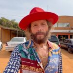 Lorenzo Cherubini Instagram - un anno fa oggi ero ad #agadez in Niger dove sembrava si fosse aperta una fase democratica importante per quella regione bellissima e inguaiata. Ero lì per la musica invitato da @bombino.official al festival de l’Aïr dove ho vissuto giorni indimenticabili nel cuore del Tenerè sahariano. Fantastico. In quell’occasione @ekoguitars_official è riuscita a donare un container di strumenti musicali e attrezzatura per i giovani di Agadez e Niamey. Adesso nessuno sa cosa sta succedendo in quell’area, dopo il colpo di stato militare le notizie non arrivano. Il ricordo di quei giorni e il desiderio di tornare da quelle parti è sempre vivo (perché gli “scambi culturali” ,nonostante l’epoca cinica e disincantata che attraversiamo, sono sempre belli e costruiscono pace e progresso oltre che musica pazzesca). Se vi va su @raiplay_official c’è un filmetto diretto da @giacomotriglia che racconta quel viaggio, si chiama Sahara Jam 🐪 @musicalista_produzioni @tinariwen