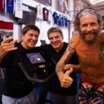 Lorenzo Cherubini Instagram - sono qui a vivere la mia domenica di fisioterapia ed è apparso lui, @morandi_official ed è subito gioia e sorrisi e racconti e storie di cicatrici e ossa rotte e parole di amicizia. @fabrifisio lo ha nominato vice terapista (il ragazzo ha una certa esperienza di risalite). Gianni mi ha detto che domattina parte per le date al sud e voleva vedetmi sennò non partiva tranquillo. Belle cose. Avanti tutta! (ph @maikid ) #forlî #fisioterapia #chebotta #ossarotte #recupero #riabilitazione #gogiannigo #evviva @fravaliani @dalia_gaberscik @annadan94