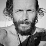 Lorenzo Cherubini Instagram - un anno fa oggi ero ad #agadez in Niger dove sembrava si fosse aperta una fase democratica importante per quella regione bellissima e inguaiata. Ero lì per la musica invitato da @bombino.official al festival de l’Aïr dove ho vissuto giorni indimenticabili nel cuore del Tenerè sahariano. Fantastico. In quell’occasione @ekoguitars_official è riuscita a donare un container di strumenti musicali e attrezzatura per i giovani di Agadez e Niamey. Adesso nessuno sa cosa sta succedendo in quell’area, dopo il colpo di stato militare le notizie non arrivano. Il ricordo di quei giorni e il desiderio di tornare da quelle parti è sempre vivo (perché gli “scambi culturali” ,nonostante l’epoca cinica e disincantata che attraversiamo, sono sempre belli e costruiscono pace e progresso oltre che musica pazzesca). Se vi va su @raiplay_official c’è un filmetto diretto da @giacomotriglia che racconta quel viaggio, si chiama Sahara Jam 🐪 @musicalista_produzioni @tinariwen