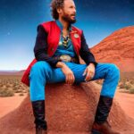 Lorenzo Cherubini Instagram - c’è qualcunooooo? ohhhhh gente del posto!!! il viaggio continua, sto attraversando un tratto di deserto verso ovest, in questo pianeta la stella polare non c’è, mi oriento con la musica. Vi penso vi mando un abbraccio! #cartolinemetafisiche #jovatrip #lorenzo #jova #ciaogente