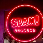 Lorenzo Cherubini Instagram - SBAM!BOX è stato un successo!! Ma è stato molto di più: è stata una serata di musica libera, con l’unico filo conduttore della bellezza e del godimento di suonare cosa ci piace, fuori dai sentieri battuti. Anche per questo abbiamo scelto di andare in un posto che non fosse un club né una sala da concerti. Come ha detto @lorenzojova questa è “resistenza musicale”. Seguiteci per le prossime avventure 👀❤️🔥 🎥 by @bizzipi Un ringraziamento a tutti gli artisti presenti @saturnino69 @ackeejuicerockers @freschezza @djmoiz @albiscotti @djampm_official @adrianoviterbini @kalifa_.kone @kassie_afo @elasi__ @paolinotattoos @massimiliano.lord.lorenzin Ancora grazie a @ral_cocktail_bar e agli sponsor che ci hanno supportato @pioneerdj_italy @quetzaltattoomilanocity @grog_eu