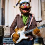 Lorenzo Cherubini Instagram - il viaggio continua e nella tradizione delle metamorfosi a un certo punto sono passato da Sesame Street. Vi salutano Kermit, Miss Piggy e tutti gli altri della banda. Qui si fanno delle grandi jam session, la band è formidabbbbile. Ciao gente! #jovatrip #cartolinemetafisiche #jova #lorenzo 🌹🌴🏃‍♀️🚴⛵️🌸🌎👍💥🏄‍♀️