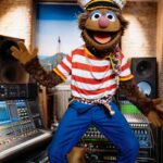 Lorenzo Cherubini Instagram - il viaggio continua e nella tradizione delle metamorfosi a un certo punto sono passato da Sesame Street. Vi salutano Kermit, Miss Piggy e tutti gli altri della banda. Qui si fanno delle grandi jam session, la band è formidabbbbile. Ciao gente! #jovatrip #cartolinemetafisiche #jova #lorenzo 🌹🌴🏃‍♀️🚴⛵️🌸🌎👍💥🏄‍♀️