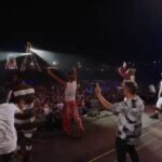 Lorenzo Cherubini Instagram - un anno fa la seconda edizione di @jovabeachparty si chiudeva a Milano, all’aeroporto di Bresso. Che immensa figata abbiamo fatto. L’abbiamo fatta insieme, occhio! La gioia di avere compiuto un’impresa completamente fuori standard nel mondo della musica e dello spettacolo. La felicità di averlo fatto bene era fortissima dentro e intorno a me. JBP è nei sorrisi di chi ha partecipato, centinaia di migliaia, e di chi ci ha lavorato (i mille come i garibaldini!), portando in giro questo accampamento fantastico e complicatissimo perché poi risultasse semplice chiaro ed efficiente per il pubblico. Dopo un anno si aggiunge anche la soddisfazione di aver realizzato un grande progetto di pulizia di 20 milioni di m2 di aree naturali in difficoltà (grazie a #ripartyamo con @wwfitalia e @intesasanpaolo ). Jova Beach Party è una cosa nuova e ancestrale come il mare e come l’estate , impossibile da definire, solo chi c’è stato lo sa. E io ringrazio ancora chi c’è stato, con un abbraccio gigante. all’arrembaggio pirati! #torneremo #unestatefa #jova #jovabeachparty #estate #lorenzo