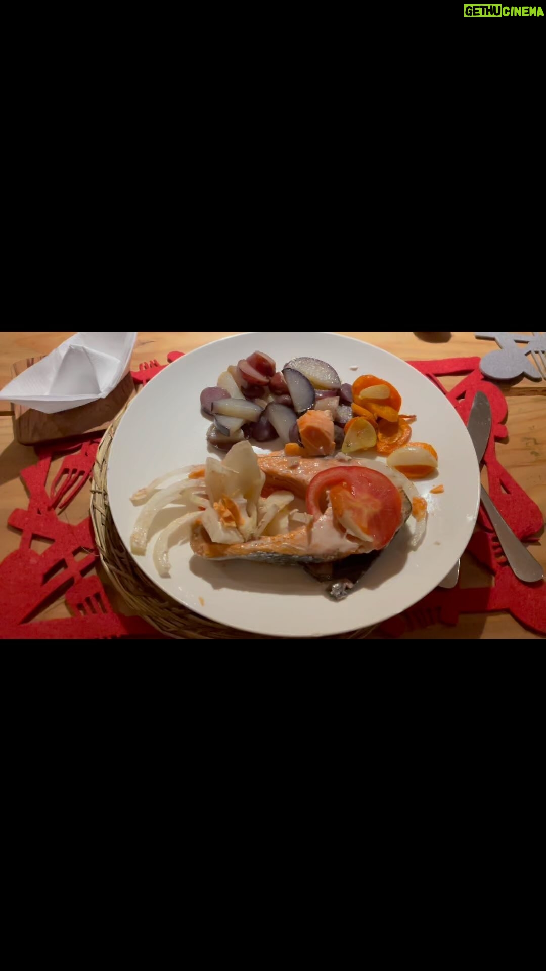Loreto Aravena Instagram - En nuestros retiros sustentables toda nuestra comida es de la isla! Evitando así disminuir por completo nuestra huella y promoviendo la economía circular! Reserva ahora tu cupo a precio rebajado en www.turismozero.com o en el link de mi bio