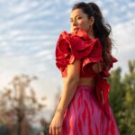 Loreto Aravena Instagram – Aprovechando el feriado para jugar un ratito con las texturas increíbles de @angeeyzaguirre 
Fotos by @alejandrocif 
Quieres un conjunto como este (falda más top)???
Te leo!