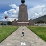 Loreto Aravena Instagram - En la Latitud 0 0’ 0” Justo en el medio del mundo! La línea del Ecuador! Fascinada con el #efectodecoriolis que me permitió parar un huevo!! (Y lo logré 2 veces ah! La mayoría no pudo) Mis lentes son de @aspen_chile 🥰 que me dan la bienvenida a la familia de anteojos ópticos y de sol.