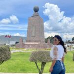 Loreto Aravena Instagram - En la Latitud 0 0’ 0” Justo en el medio del mundo! La línea del Ecuador! Fascinada con el #efectodecoriolis que me permitió parar un huevo!! (Y lo logré 2 veces ah! La mayoría no pudo) Mis lentes son de @aspen_chile 🥰 que me dan la bienvenida a la familia de anteojos ópticos y de sol.