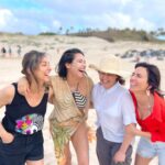 Loreto Aravena Instagram - Nunca dejar de reír!!!! #isladepascua #anakena #mamisenvacaciones @pazbascuactriz @jennycavallooficial @tamaraacostazambra @sos.mamis