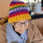 Loreto Aravena Instagram – Le hice un gorro a mi nona bella!!! Y el tata me ayudó a terminarlo, con su particular humor 😂😂😂 no dejen de ver el video!! Nada mejor que el calor de la casa de infancia y el sabor de la comida de @hildadelourdessot 🥰🥰🥰 Les amooooooo!!!!! 
#nona #tata #gorrodelana #tejidos #telarcircular