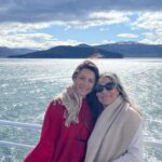 Loreto Aravena Instagram – Bahía Ainsworth e Islotes Tuckers en la Patagonia Chilena 🏔️
Con mi compañera de trekking @hildadelourdessot y los pingüinos de Magallanes 🐧 y el infaltable arcoíris