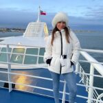 Loreto Aravena Instagram – Días de desconexión total… 
En el zarpe desde Punta Arenas hacia el fin del mundo, días atrás, nada más lindo que verte feliz @hildadelourdessot 🥰