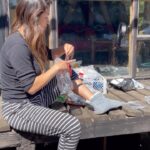 Loreto Aravena Instagram - Sabias que todos esos plásticos flexibles que crees que no puedes reciclar los puedes convertir en un #ecoladrillo Enjuágalos, sécalos y los vas metiendo en las botellas plásticas de litro y medio! Tu familia se divertirá y de paso cuidarás el planeta! Y aprenderás a pensarlo mejor cuando vuelvas a tentarte con golosinas y comida chatarra jijijiji @turismozerohuella #reduce #recicla #reutiliza ♻️