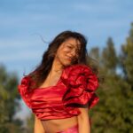 Loreto Aravena Instagram - ES VIERNES! Y nada mejor para esa salida que tienes que un buen look! Por eso si quieres un conjunto como este de la Diseñadora @angeeyzaguirre solo debes: -Seguir mi cuenta -Seguir la cuenta de @angeeyzaguirre -Escribir en comentarios por que quieres ganar este look y etiquetar a 1 amiga que también deberá hacer lo mismo!! LA GANADORA ESTARÁ MAÑANA POR ACÁ Y EN STORIES! Suerte! Fotos by: @alejandrocif