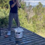 Loreto Aravena Instagram - Ser sustentable también implica ser creativas!! Aquí donde no tenemos lavadora decidimos hacer una artesanal! Es súper fácil! Y con 15 litros de agua logramos lavar 3 cargas de ropa!!! @turismozerohuella nos hace repensar la vida desde todas las aristas posibles! Además Ema lo pasa chancho lavando ropa! 🥰 @castaingmontserrat eres la mejor socia del mundo! #lavadoraartesanal #sustentabilidad #reutiliza #recicla #reduce #cerohuella #zerohuella #chiloé #islamágica (no es necesario sellar la boca de la botella por que los palos de escoba quedan justitos dentro del agujero! Pero si debes suavizar el corte de la botella para no dañar tu ropa)