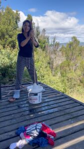 Loreto Aravena Instagram - Ser sustentable también implica ser creativas!! Aquí donde no tenemos lavadora decidimos hacer una artesanal! Es súper fácil! Y con 15 litros de agua logramos lavar 3 cargas de ropa!!! @turismozerohuella nos hace repensar la vida desde todas las aristas posibles! Además Ema lo pasa chancho lavando ropa! 🥰 @castaingmontserrat eres la mejor socia del mundo! #lavadoraartesanal #sustentabilidad #reutiliza #recicla #reduce #cerohuella #zerohuella #chiloé #islamágica (no es necesario sellar la boca de la botella por que los palos de escoba quedan justitos dentro del agujero! Pero si debes suavizar el corte de la botella para no dañar tu ropa)
