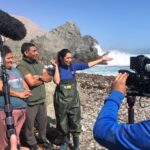 Loreto Aravena Instagram - No se pierdan hoy las maravillas de la #caletacifuncho Aquí les dejo unas fotitos de los que fue la grabación!! Dejen sus comentarios del #segundocapitulo de #somoscaleta solo por @canal13cl @colombafilms